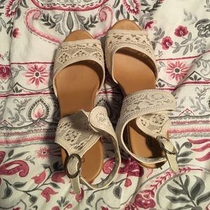 Nude/white Wedges